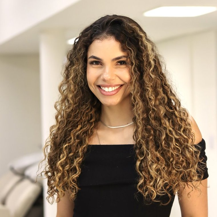 Cliente Reflora com cabelo longo