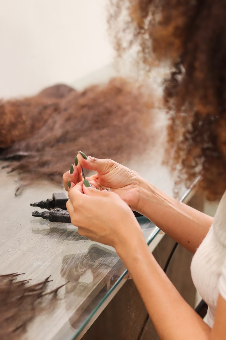 Preparo manual do cabelo antes da aplicação no Estúdio Reflora